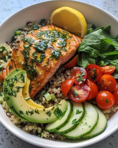 Bowl de quinoa con aguacate y salmón